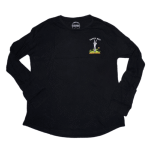 👕 Remera negra de manga larga para hombre de Dikotomy. Estampa en el pecho de mano esqueleto haciendo la paz sobre flores con leyenda "PEACE OUT".