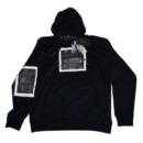 Textura suave de fleece en un buzo negro Cactus Man con diseño gráfico. Estilo canguro con capucha, disponible en TopStore.