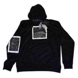 Textura suave de fleece en un buzo negro Cactus Man con diseño gráfico. Estilo canguro con capucha, disponible en TopStore.