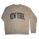 👕 Buzo beige oscuro Denim & Flower Ricky Singh de tela suave. Estampa frontal grande "NEW YORK" en color marrón con estilo universitario. Cuello redondo
