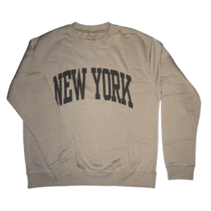 👕 Buzo beige oscuro Denim & Flower Ricky Singh de tela suave. Estampa frontal grande "NEW YORK" en color marrón con estilo universitario. Cuello redondo