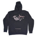 Textura suave de un buzo negro con diseño artístico de grulla y flores. Modelo "Sanctuaries" de Cactus Man, exclusivo en TopStore.