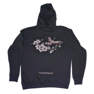 Textura suave de un buzo negro con diseño artístico de grulla y flores. Modelo "Sanctuaries" de Cactus Man, exclusivo en TopStore.