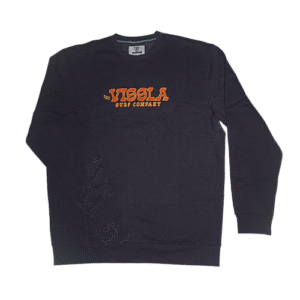 👕 Buzo negro Vissla de tela suave. Estampa frontal grande en naranja y blanco con la palabra "Vissla" y "The Vissla Surf Company". Cuello redondo.
