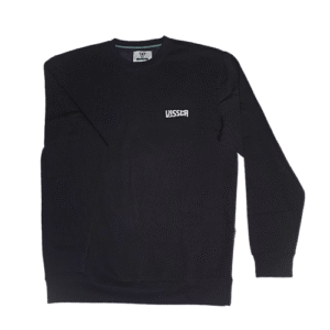 👕 Buzo Vissla negro de tela suave. Estampa frontal pequeña "Vissla" blanca. Estampa trasera grande "Vissla" blanca con dibujo de playa, mar y montaña. Cuello redondo.