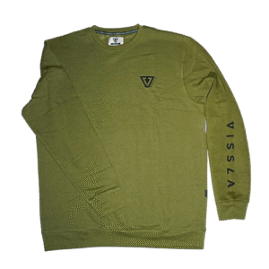 👕 Buzo Vissla verde oscuro de tela suave. Logo negro pequeño en el pecho. Palabra "Vissla" negra estampada verticalmente en la manga izquierda. Cuello redondo.