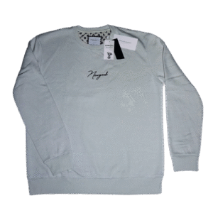 👕 Buzo celeste gastado Denim & Flower Ricky Singh de tela suave. Bordado frontal pequeño "New York". Estampa trasera grande en negro de edificios del distrito financiero de Nueva York.