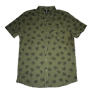 👕 Camisa de manga corta para hombre marca Volcom modelo Warbler SS Woven color verde militar con estampado de pequeñas flores abstractas en negro. Cuello abotonado, cierre frontal con botones y bolsillo en el pecho con etiqueta del logo. Confeccionada en algodón