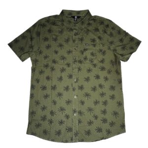 👕 Camisa de manga corta para hombre marca Volcom modelo Warbler SS Woven color verde militar con estampado de pequeñas flores abstractas en negro. Cuello abotonado, cierre frontal con botones y bolsillo en el pecho con etiqueta del logo. Confeccionada en algodón