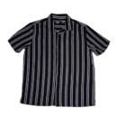 👕 Camisa de manga corta para hombre marca Eighty Eight Brand modelo Tulum con diseño de rayas verticales blancas sobre fondo negro. Cuello tipo cubano y cierre frontal con botones. Confeccionada en algodón con textura ligera