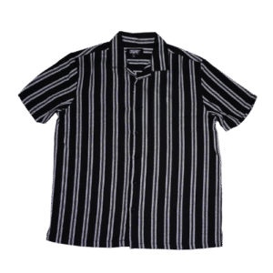 👕 Camisa de manga corta para hombre marca Eighty Eight Brand modelo Tulum con diseño de rayas verticales blancas sobre fondo negro. Cuello tipo cubano y cierre frontal con botones. Confeccionada en algodón con textura ligera