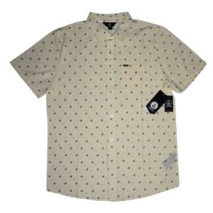 👕 Camisa de manga corta para hombre marca Volcom modelo Warbler SS Woven color blanco marfil con estampado del doble rombo de Volcom en azul y negro. Cuello abotonado, cierre frontal con botones y bolsillo en el pecho con etiqueta del logo. Confeccionada en algodón