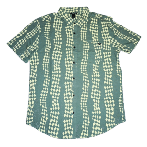 👕 Camisa de manga corta para hombre marca Billabong modelo Chase SS color verde con estampado texturizado de "rombos carrera" en verde claro. Cuello abotonado, cierre frontal con botones y bolsillo en el pecho con etiqueta del logo. Confeccionada en algodón