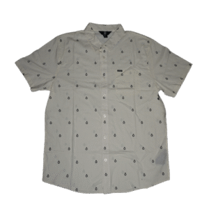 👕 Camisa de manga corta para hombre marca Volcom modelo Patterson SS Woven color blanco marfil con estampado del rombo de Volcom en negro. Cuello abotonado, cierre frontal con botones y bolsillo en el pecho con etiqueta del logo. Confeccionada en algodón
