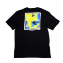 👕 Remera negra de corte estándar para hombre marca Quiksilver. Pequeño logo de firma en el pecho y gran estampa en la espalda de un surfista volando sobre una ola en colores uva, amarillo y azul