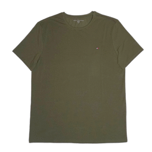 👕 Remera de manga corta para hombre marca Tommy Hilfiger color verde militar lisa. Confeccionada en algodón 100%. Cuello redondo y logo de la marca bordado en el lado izquierdo del pecho. Corte regular