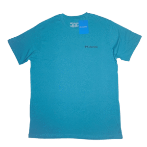 👕 Remera turquesa de manga corta para hombre marca Columbia. Estampa de paisaje montañoso en tonos azules en la espalda. Logo de Columbia bordado en el pecho