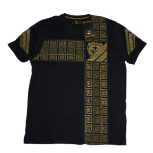 👕 Remera negra de manga corta para hombre marca Casa Moda Couture con detalles brillantes dorados formando patrones geométricos y un diseño de cabeza de león dorada central. Tejido de punto. Estilo lujoso y audaz