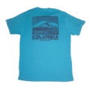 👕 Remera turquesa de manga corta para hombre marca Columbia. Estampa de paisaje montañoso en tonos azules en la espalda. Logo de Columbia bordado en el pecho