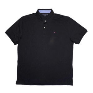 👕 Polo negro de manga corta para hombre marca Tommy Hilfiger. Confeccionado en algodón 100% liso, cuello tipo polo con dos botones blancos y logo de la marca bordado en el lado izquierdo del pecho. Corte clásico