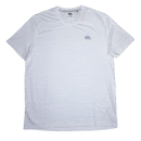 👕 Remera blanca de corte atlético para hombre marca Quiksilver con tecnología Dry Flight. Pequeño logo de la ola y la montaña en el lado izquierdo del pecho. Ideal para deportes y climas cálidos