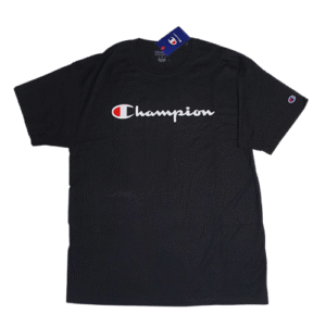 👕 Remera negra de corte clásico para hombre marca Champion Authentic Athleticwear. Logo "Champion" en cursiva blanco con detalle "C" roja en el pecho y logo "C" roja bordada en la manga