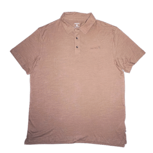 👕 Polo marrón claro de corte suelto para hombre marca Hurley "Everyday Washed". Confeccionado en algodón 100% con acabado lavado. Cuello tipo polo con tres botones y pequeño logo de Hurley bordado en el pecho