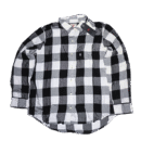 Camisa de manga larga para hombre marca Levis. Presenta un patrón de cuadros buffalo check en blanco y negro. Con corte Boyfriend Fit, confeccionada en algodón, tiene un bolsillo en el pecho con la etiqueta roja de la marca