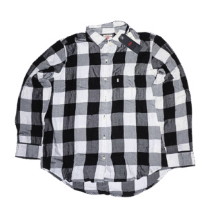 Camisa de manga larga para hombre marca Levis. Presenta un patrón de cuadros buffalo check en blanco y negro. Con corte Boyfriend Fit, confeccionada en algodón, tiene un bolsillo en el pecho con la etiqueta roja de la marca