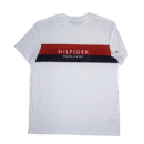 👕 Remera blanca de manga corta para hombre marca Tommy Hilfiger con franja horizontal roja y azul en el pecho con el nombre de la marca y año de fundación. Logo de la bandera en la manga izquierda. Confeccionada en algodón 100%. Cuello redondo