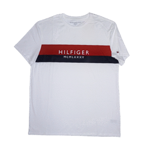 👕 Remera blanca de manga corta para hombre marca Tommy Hilfiger con franja horizontal roja y azul en el pecho con el nombre de la marca y año de fundación. Logo de la bandera en la manga izquierda. Confeccionada en algodón 100%. Cuello redondo