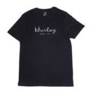 👕 Remera negra de corte estándar para hombre marca Hurley "Signature SS Graphic Tee". Logo de Hurley en estilo de firma bordado en color blanco en el lado izquierdo del pecho, con la leyenda "SURF CO." debajo