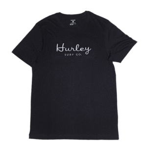 👕 Remera negra de corte estándar para hombre marca Hurley "Signature SS Graphic Tee". Logo de Hurley en estilo de firma bordado en color blanco en el lado izquierdo del pecho, con la leyenda "SURF CO." debajo