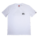 👕 Remera blanca de corte estándar para hombre marca Quiksilver. Pequeño logo de la ola y la montaña en negro en el pecho y gran logo con nombre Quiksilver en gris en la espalda