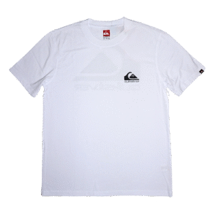 👕 Remera blanca de corte estándar para hombre marca Quiksilver. Pequeño logo de la ola y la montaña en negro en el pecho y gran logo con nombre Quiksilver en gris en la espalda