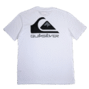 👕 Remera blanca de corte estándar para hombre marca Quiksilver. Pequeño logo de la ola y la montaña en negro en el pecho y gran logo con nombre Quiksilver en gris en la espalda