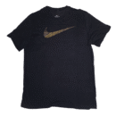 👕 Remera negra de corte estándar para hombre marca Nike Dri-FIT. Logo Swoosh estampado en el pecho con diseño de líneas paralelas en tonos dorado y naranja. Ideal para entrenamiento