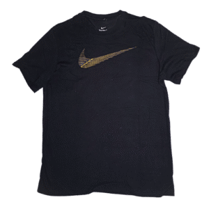 👕 Remera negra de corte estándar para hombre marca Nike Dri-FIT. Logo Swoosh estampado en el pecho con diseño de líneas paralelas en tonos dorado y naranja. Ideal para entrenamiento