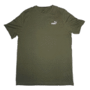 👕 Remera verde oliva oscuro de manga corta para hombre marca Puma. Logo pequeño de Puma estampado en el lado izquierdo del pecho. Fabricada en algodón suave