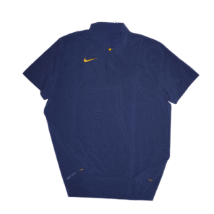 👕 Polo de fútbol azul gastado de manga corta para hombre marca Nike con tecnología Dri-FIT. Confeccionado en 100% poliéster elástico. Cuello tipo polo minimalista con un botón y logo Nike Swoosh amarillo en el pecho