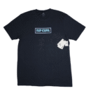 👕 Remera azul marino oscuro de corte estándar para hombre marca Rip Curl. Estampa centrada en el pecho con el logo de Rip Curl en un rectángulo celeste y blanco y la leyenda "RIP CURL SURFING COMPANY". Fabricada con 95% algodón reciclado