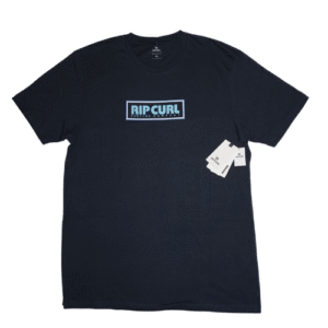 👕 Remera azul marino oscuro de corte estándar para hombre marca Rip Curl. Estampa centrada en el pecho con el logo de Rip Curl en un rectángulo celeste y blanco y la leyenda "RIP CURL SURFING COMPANY". Fabricada con 95% algodón reciclado