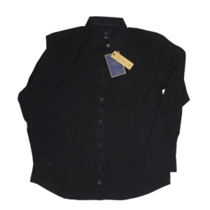 Camisa de vestir negra de manga larga para hombre, marca Marc Asher New York. Presenta un cuello clásico y botones en el frente. Confeccionada en poliéster elástico, es ideal para un ajuste cómodo y moderno