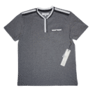 👕 Remera gris de manga corta para hombre marca Truth Substance con escote en V detallado, franjas en cuello y hombros en blanco, negro y gris, y bolsillo de parche en el pecho con detalle a juego