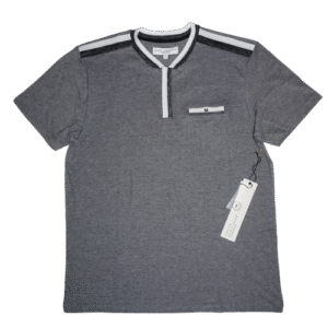 👕 Remera gris de manga corta para hombre marca Truth Substance con escote en V detallado, franjas en cuello y hombros en blanco, negro y gris, y bolsillo de parche en el pecho con detalle a juego