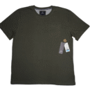 👕 Remera de manga corta para hombre marca MBX Casual Knits Premium Goods color verde oliva de tejido pesado. Cuello redondo con ribete interior estampado y bolsillo de parche funcional en el lado izquierdo del pecho