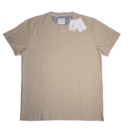👕 Remera color taupe beige de manga corta para hombre marca Cactus Man "Ricky Singh Dobby" con textura dobby. Confeccionada en poliéster con acabado "super soft" y mucha caída. Cuello redondo con estampado interior de cuadros blanco y negro
