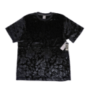 👕 Remera negra de manga corta para hombre marca Saint Studio confeccionada en pana suave con diseño de rosas en relieve por toda la prenda. Tejido con componente stretch y cuello redondo con ribete a tono. Estilo gótico moderno