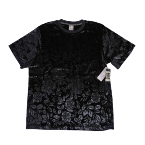 👕 Remera negra de manga corta para hombre marca Saint Studio confeccionada en pana suave con diseño de rosas en relieve por toda la prenda. Tejido con componente stretch y cuello redondo con ribete a tono. Estilo gótico moderno