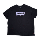 👕 Remera negra de corte estándar para hombre marca Levi's. Gran logo Batwing estampado en el pecho con diseño de remolinos en tonos uva y blanco. Palabra "Levi's" estampada en blanco debajo del logo